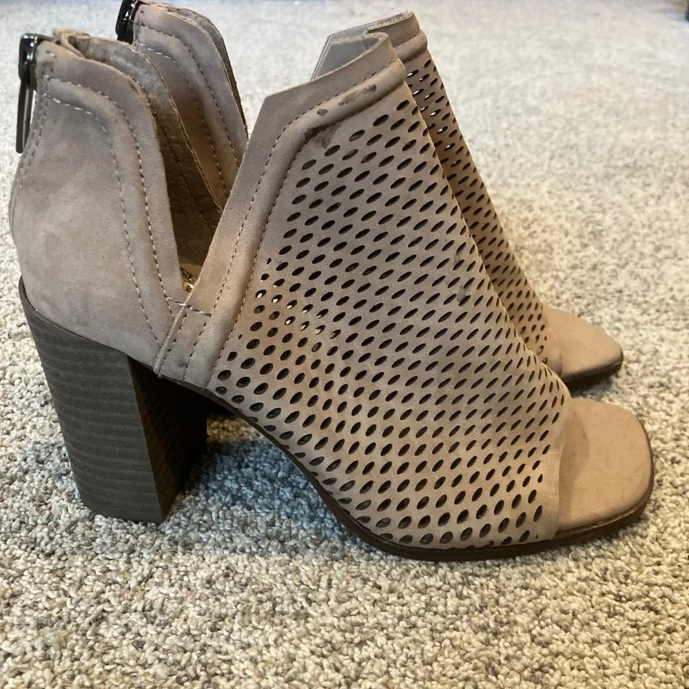 Vince Camuto Katrina Tan Suede Perforated Peep Toe Block Heel Booties 4M Edgy